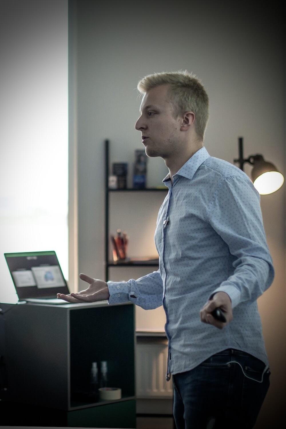 Photo of Xavier Decuyper giving a presentation