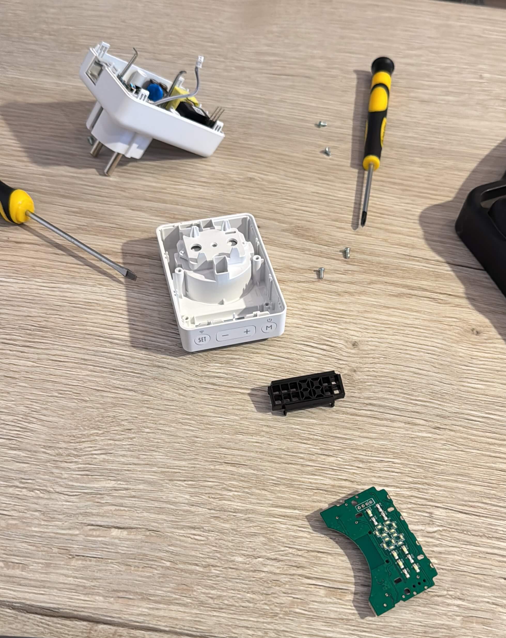 The TP4W.WHITE thermostat disassembled