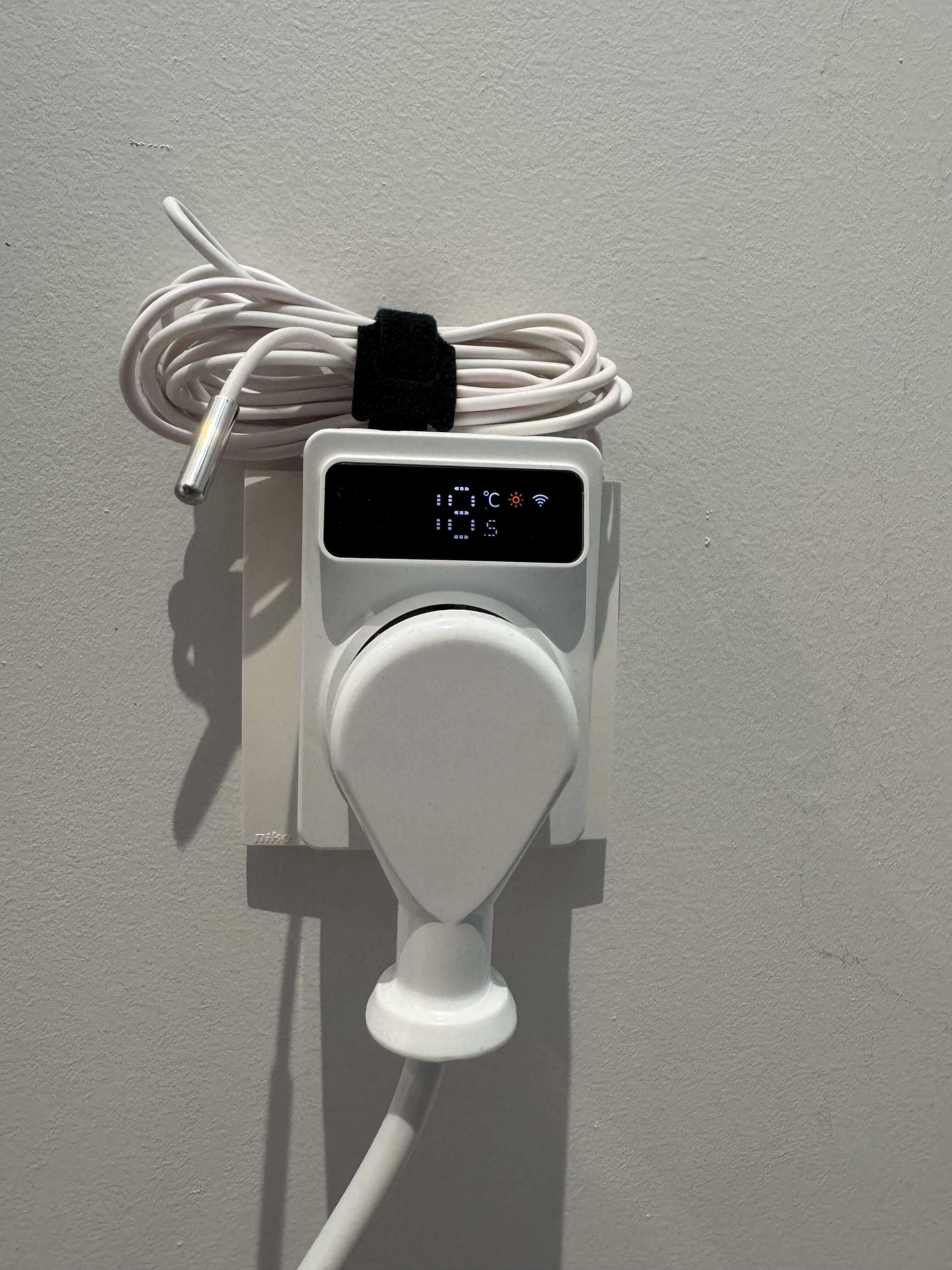 The TP4W.WHITE thermostat running ESPHome